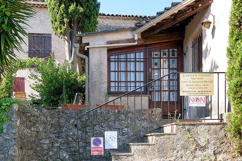 Home and studio of legendary guitarist Peter Dolan