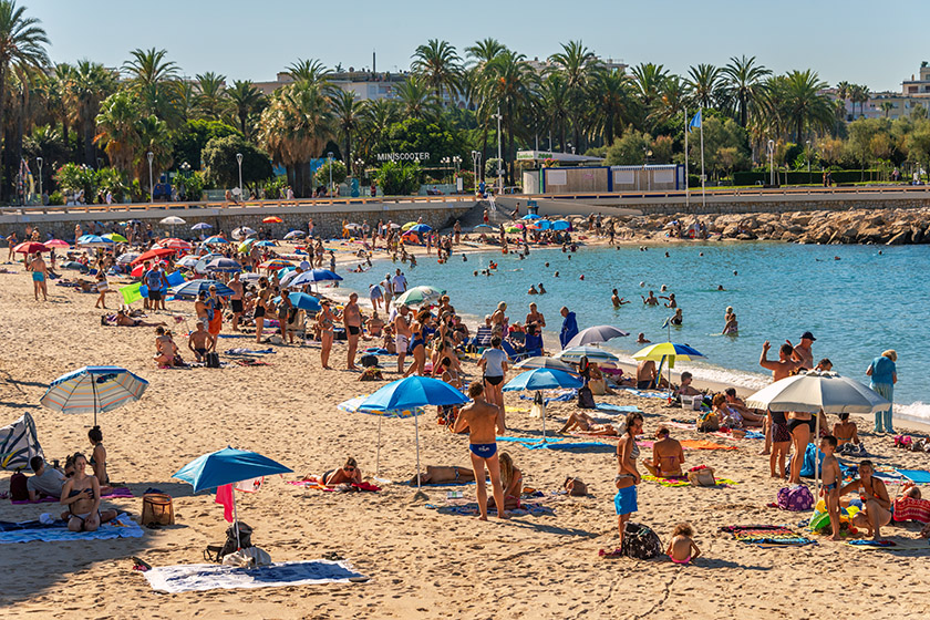 The much enlarged beach on the east end of the 'Croisette'