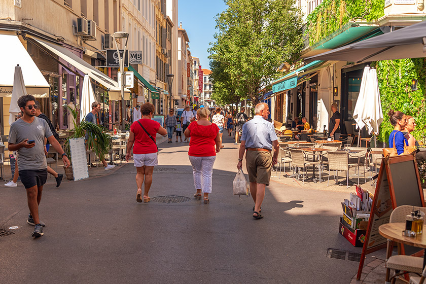 Walking down the 'Rue Hoche'...