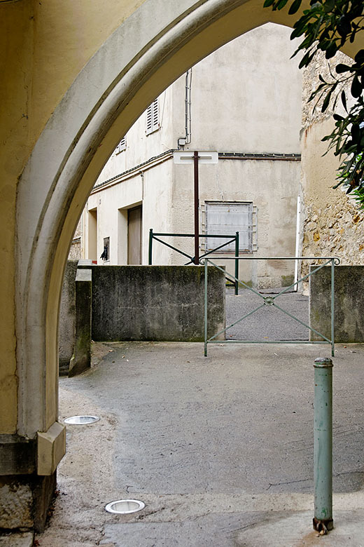 Archway to the Rue des Prés