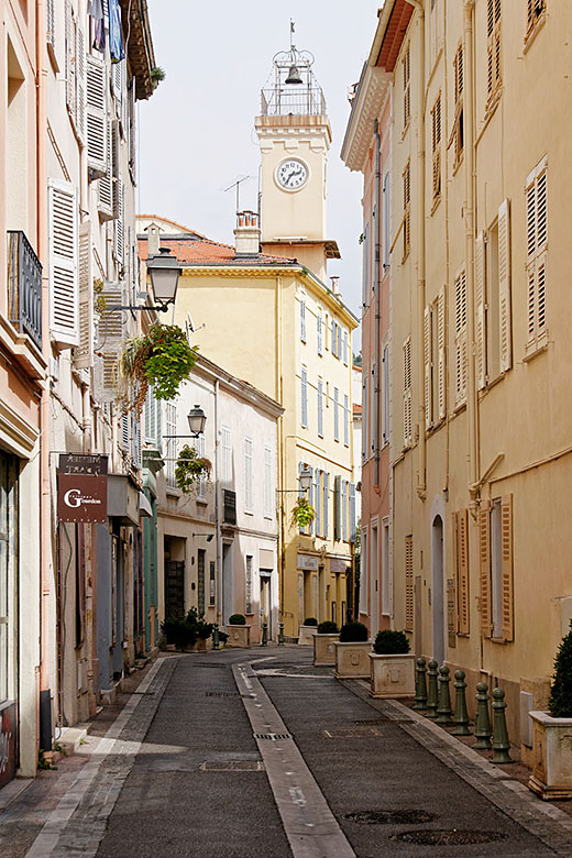 Looking down the Rue Saint-Sauveur