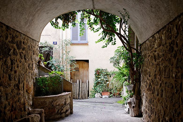 The Rue des Voûtes partially runs underneath old town houses