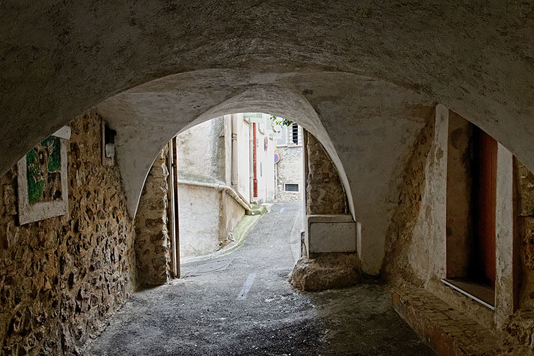 The Rue des Voûtes partially runs underneath old town houses