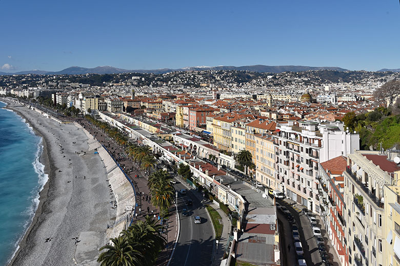 Looking down onto the 'Quai des États-Unis'