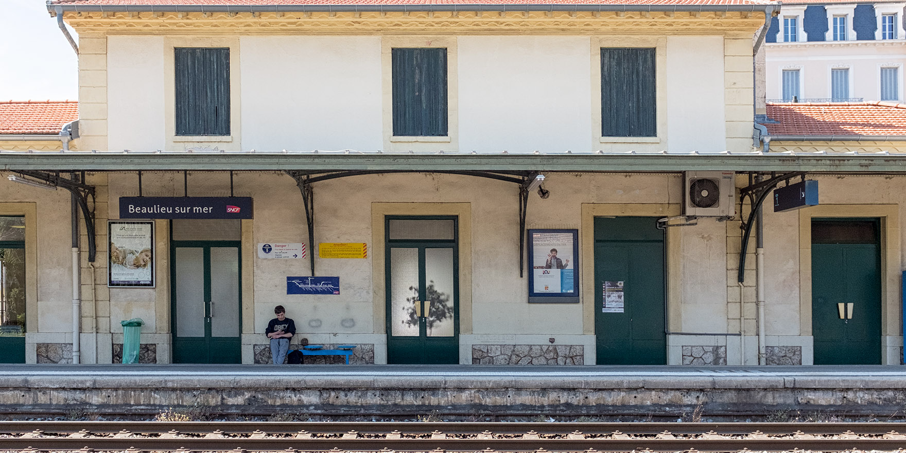Back at the Beaulieu-sur-Mer station waiting for our train to Cannes