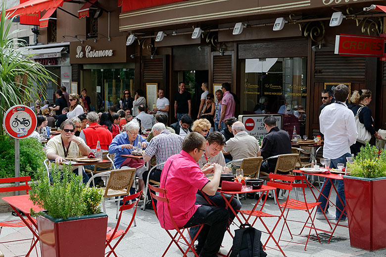 People like to eat outdoors