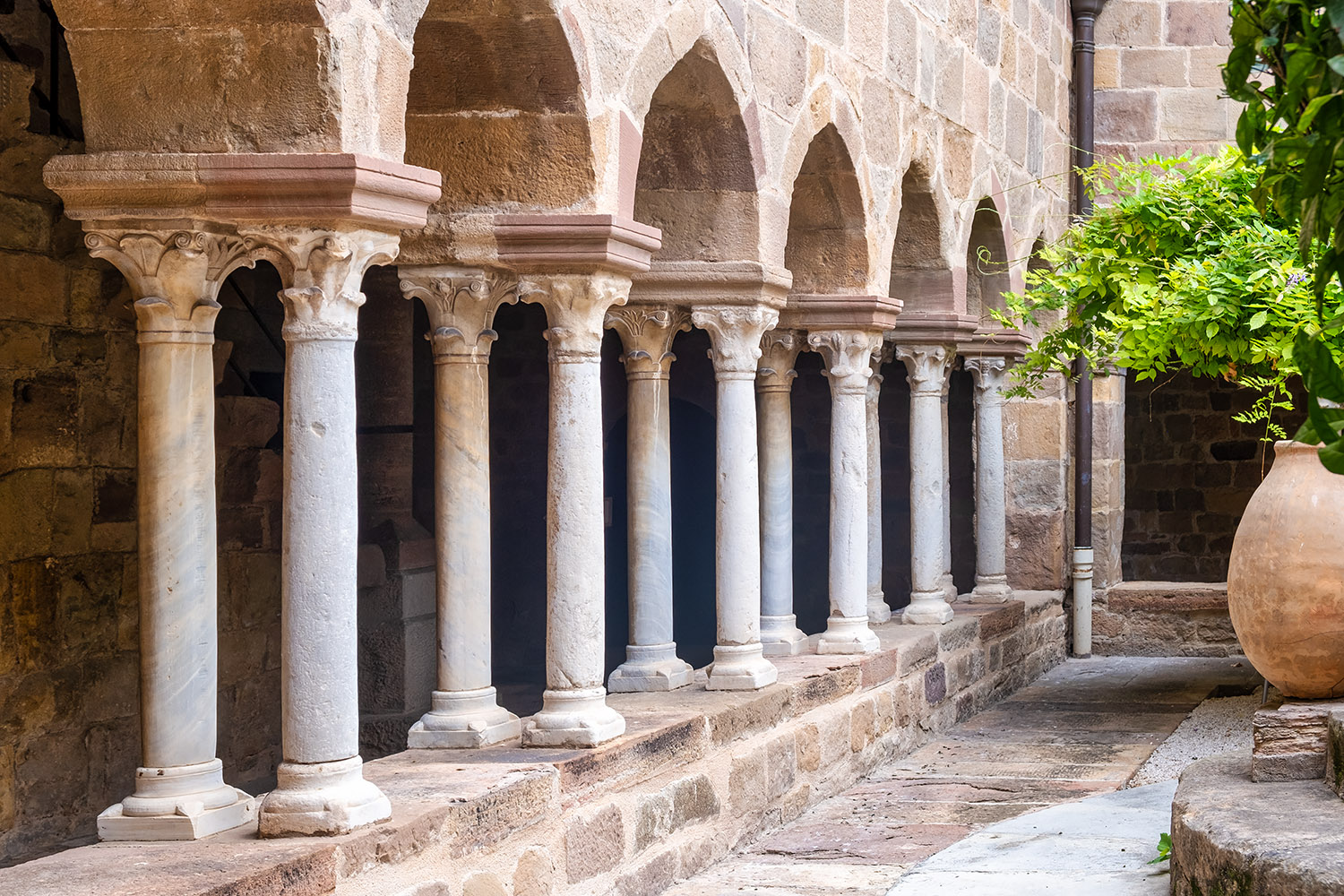 The cloister with its thin columns (6 on the map)