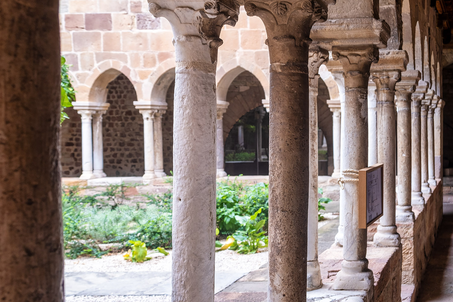 The cloister with its thin columns (6 on the map)