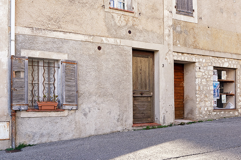 Entering the village by the 'Place du Portail'