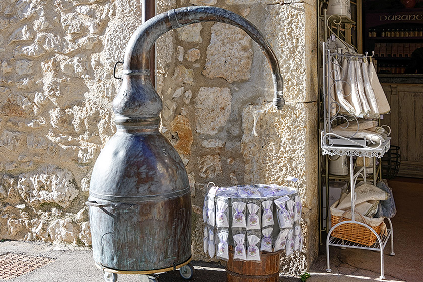 Old perfume still in front of a shop on 'Rue de l'école'