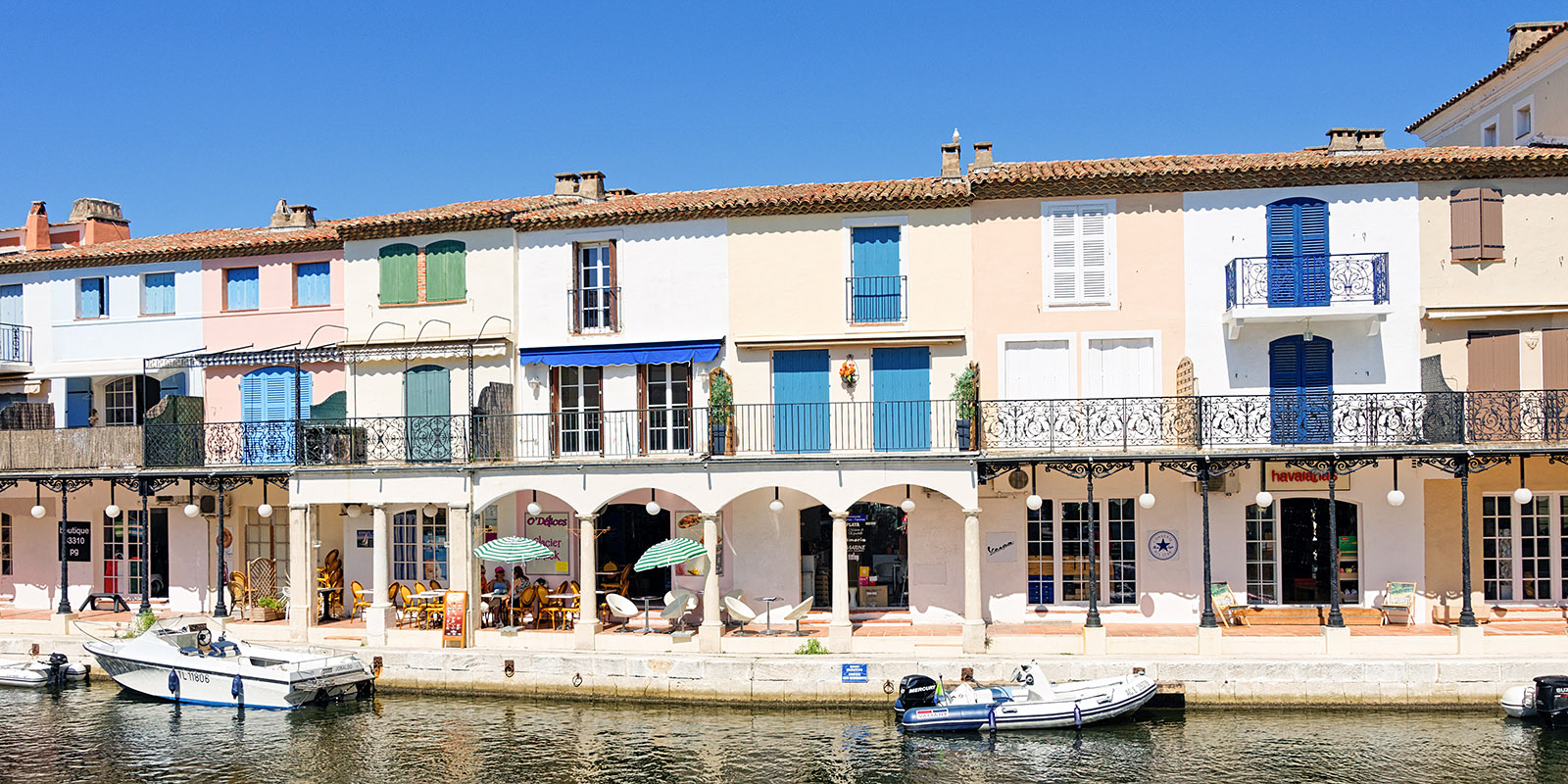 The waterfront behind the 'Rue des Artisans'