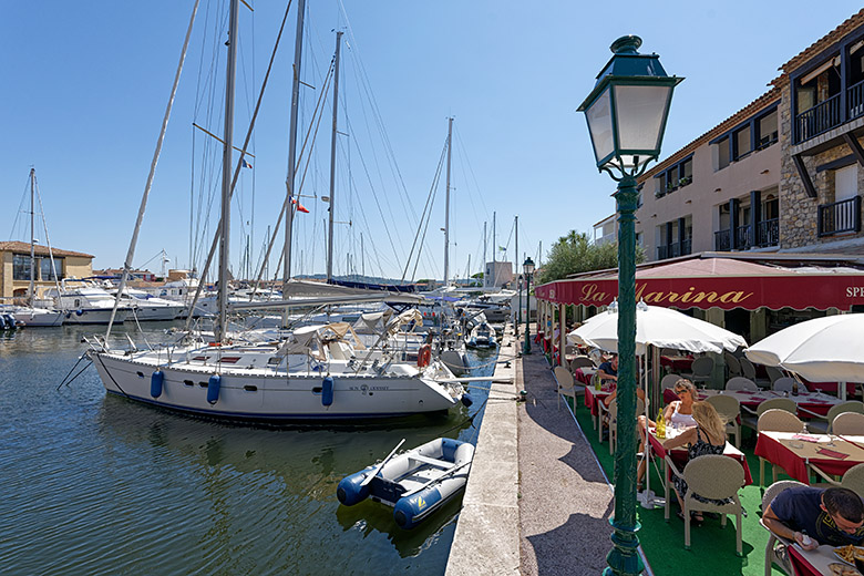 The waterfront behind the 'Rue de l'Île Longue'