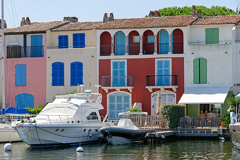 The waterfront behind the 'Rue de l'Île Longue'