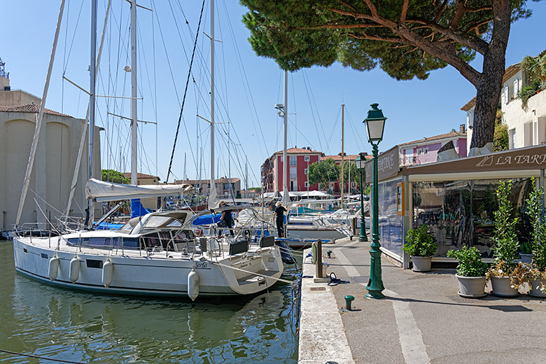 Walking along the quai behind the 'Rue de l'Octogone'