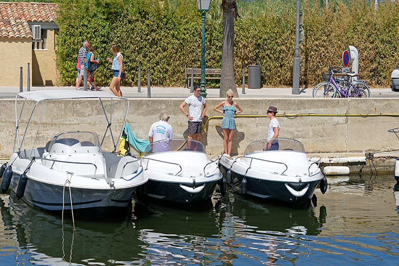 Boat rental along the 'Quai des Fossés'