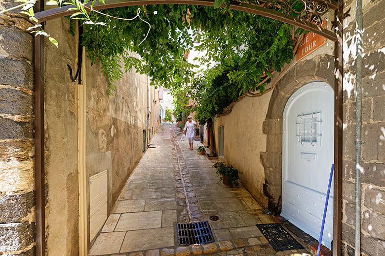 Looking up the 'Rue du Four'