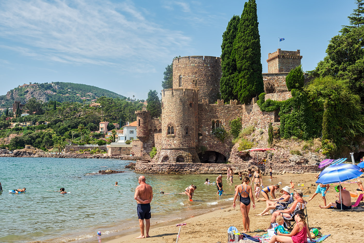 The small beach next to the harbor of Mandelieu–La Napoule and a first look at the castle