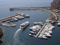 Yacht leaving Fontvieille