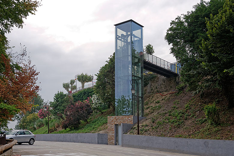 The parking lot and the elevator to the 'Place des Patriotes'