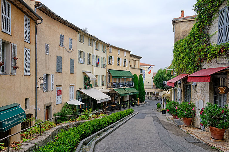 Looking down the 'Rue du Maréchal Foch'...