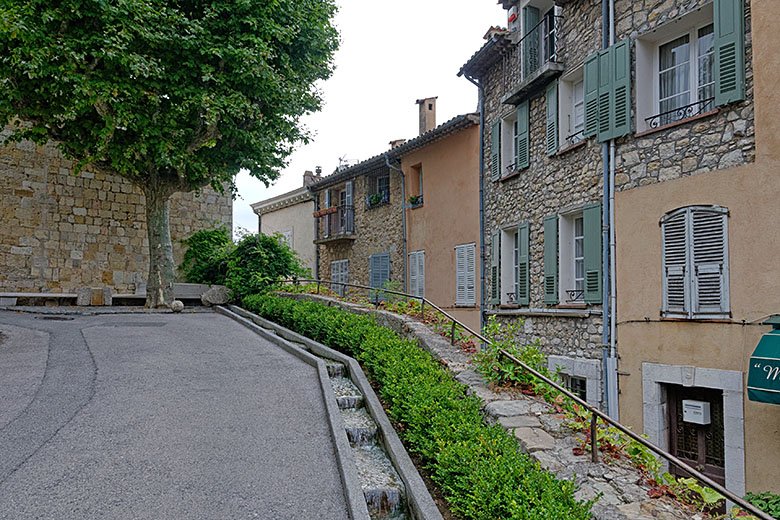 ...and looking up the 'Rue de l'Église'.