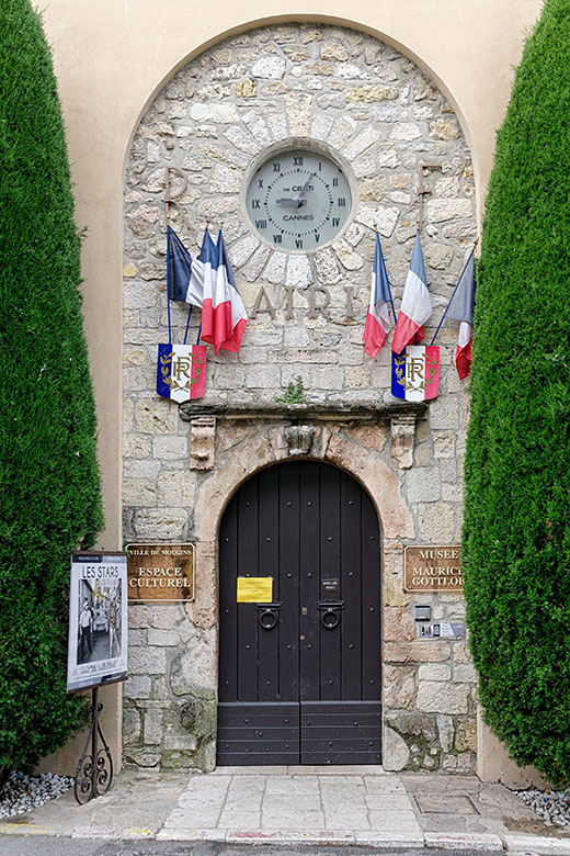 Entrance to City Hall and the Gottlob museum