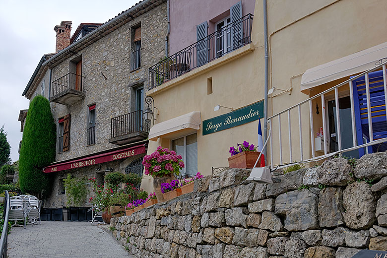 We're back at the 'Place des Patriotes'