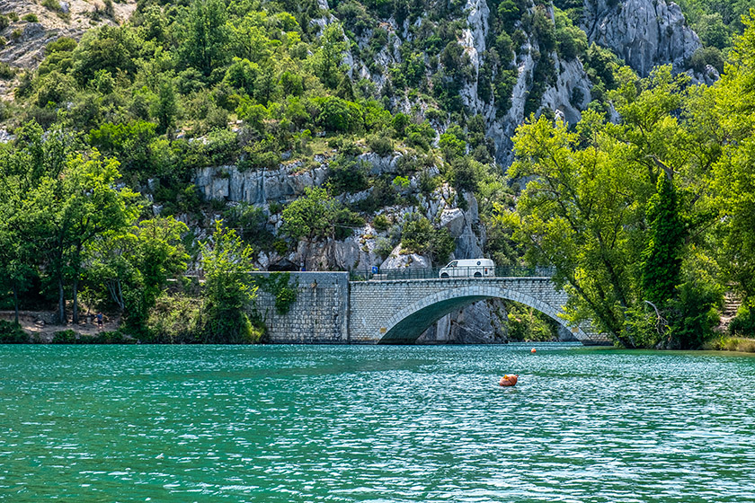 The access to the lower Verdon gorges is under the bridge