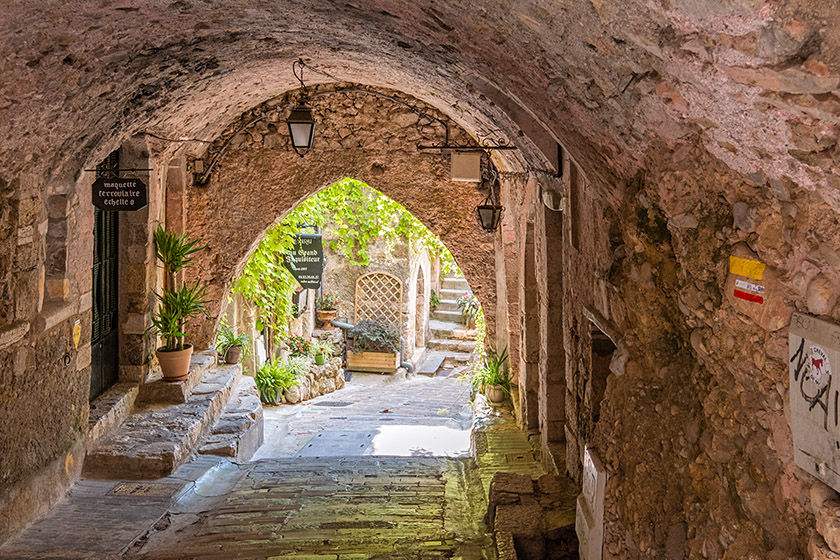 Walking down the 'rue du Château'