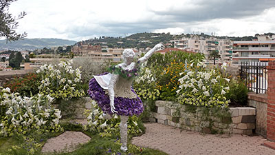 A flower skirt for this Degas dancer...