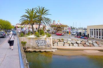 On the bridge that separates Frjus and Saint-Raphal