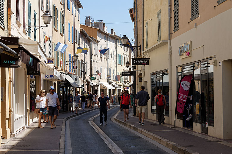 Walking down the 'Rue Général Allard'