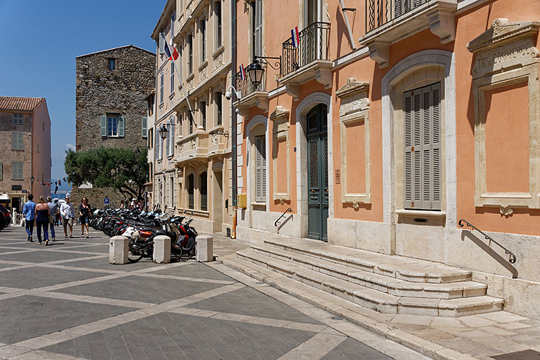 Town hall on the 'Place de l'Hôtel de Ville'