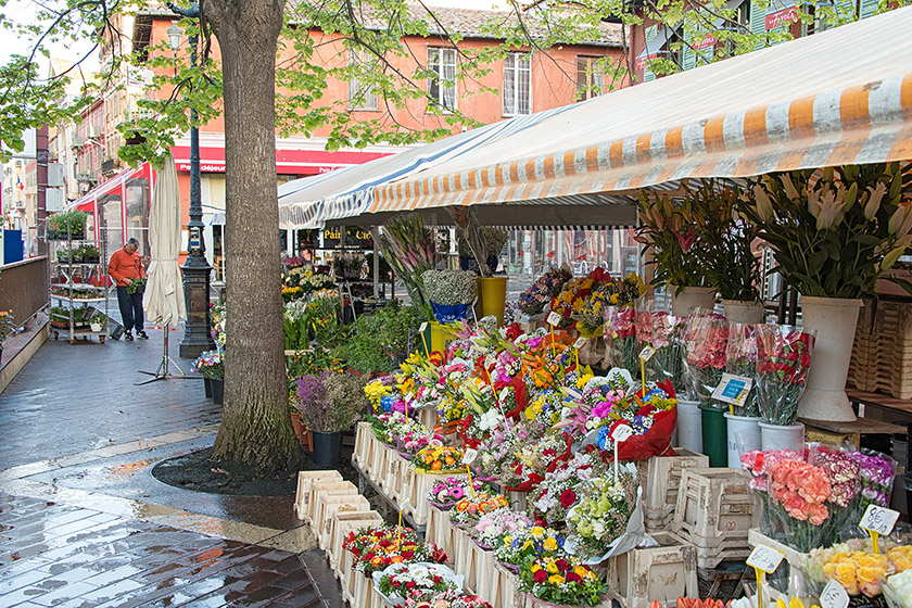 Heading for the western end of the 'Cours Saleya'