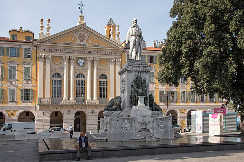 Garibaldi monument and 'Chapelle du Saint-Sépulcre'