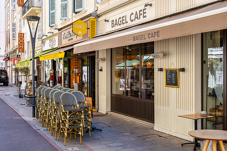 With a smaller outdoor space, the Bagel Café has fewer chairs