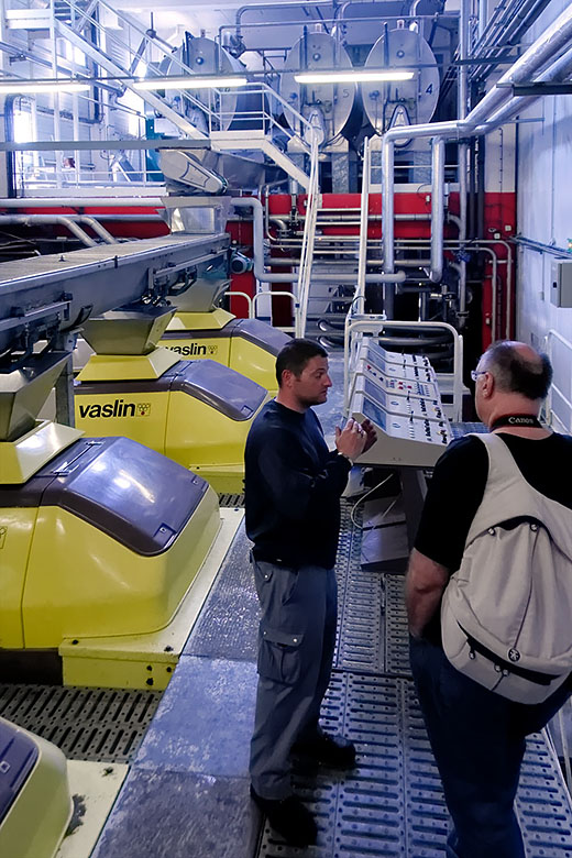 Our guide Stéphane explains how the presses work