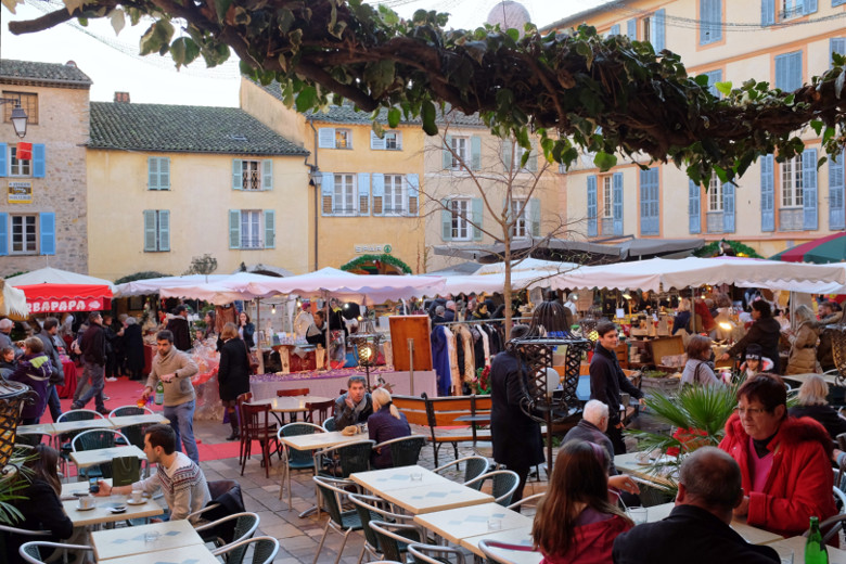 The 'Place des Arcades'...