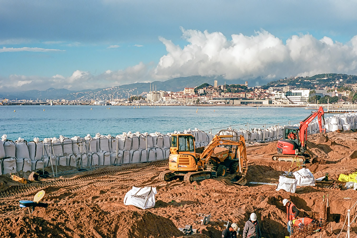 Cannes, widening the beach along the Croisette