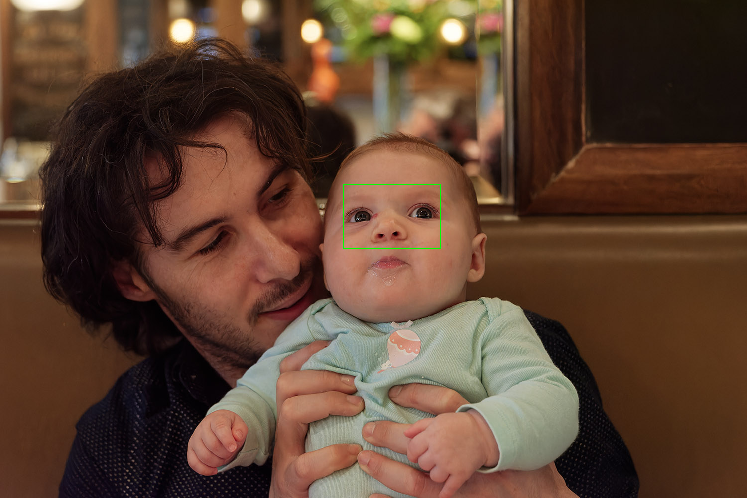 Father and daughter, Montreal, October 2018, Nikon D750 – ISO 10000 – 1/160 – ƒ/5.0 – 72mm. (Click to download the raw file)