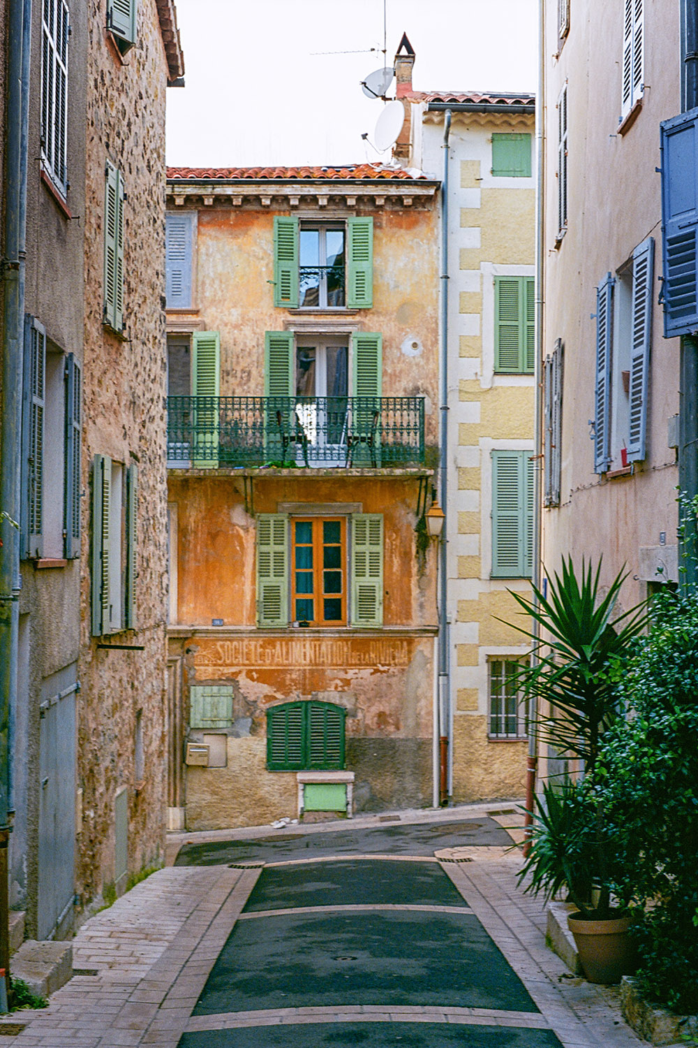 Valbonne, weathered façade