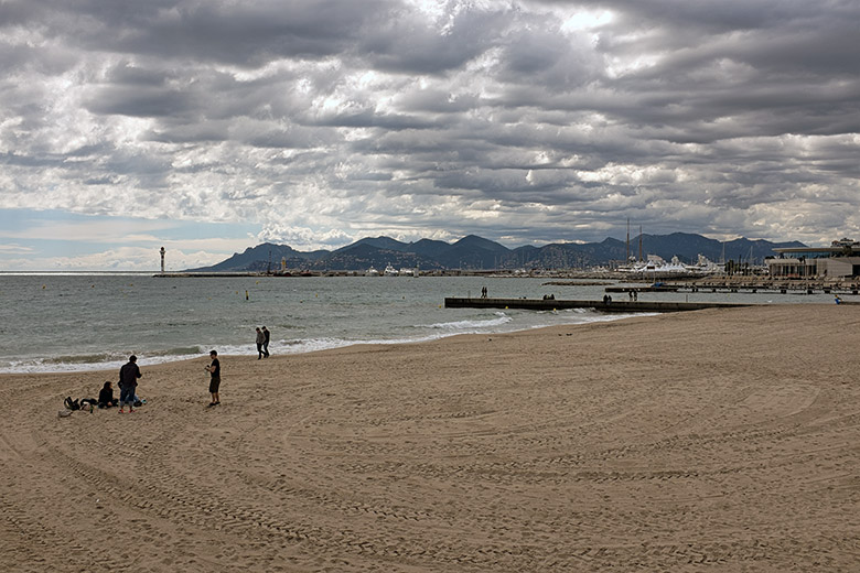 The Esterel under a layer of clouds