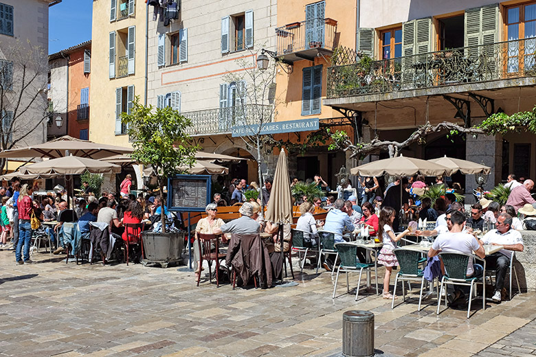 Lunch crowd at the Café des Arcades in Valbonne