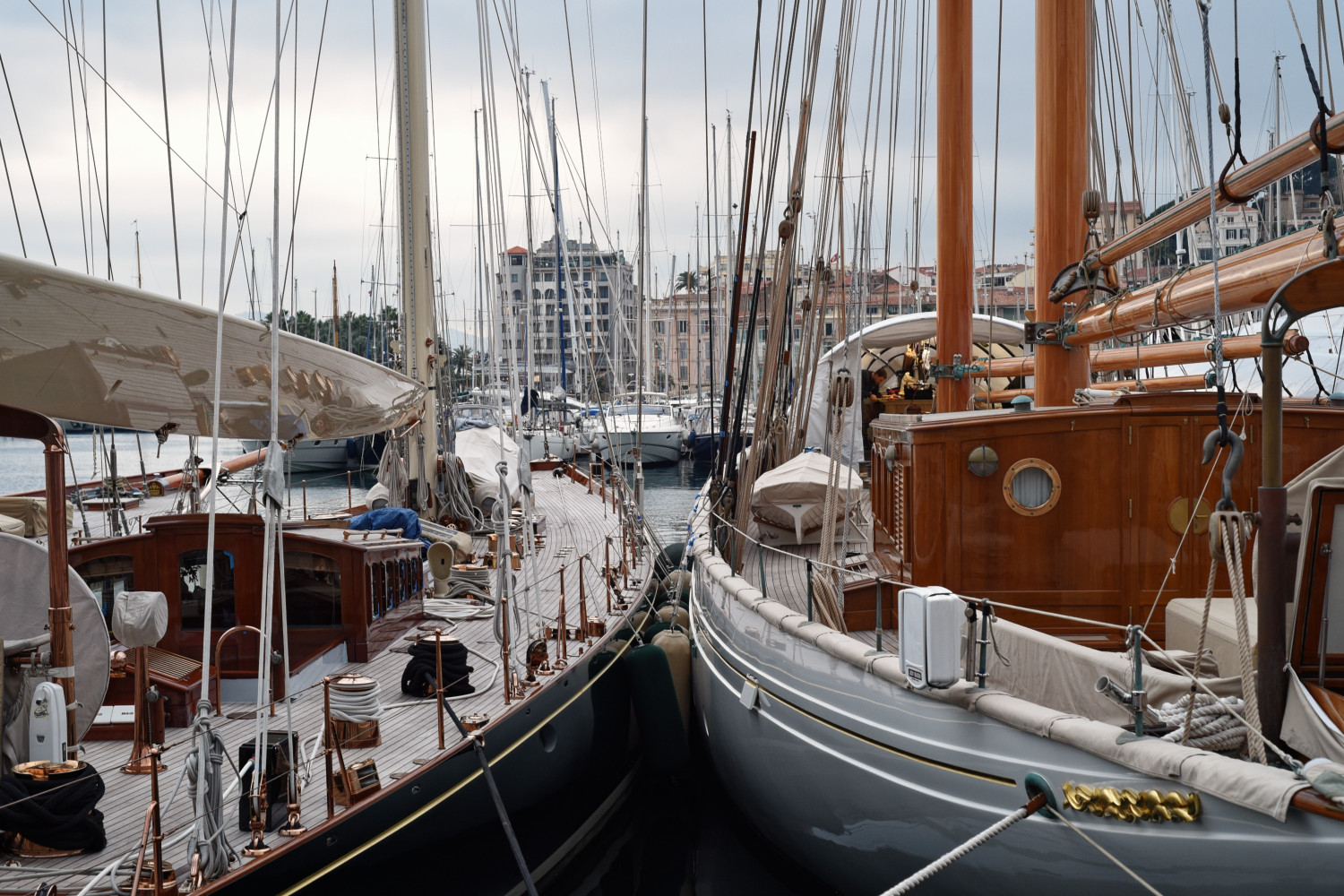 Sailboats along the 'Jet Albert Édouard'