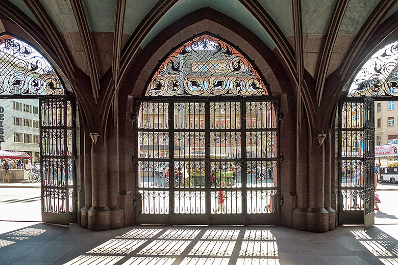 Looking from the City Hall courtyard into Market Square