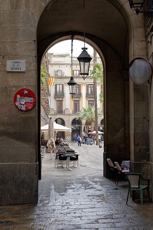 Archway to the 'Plaça Reial'