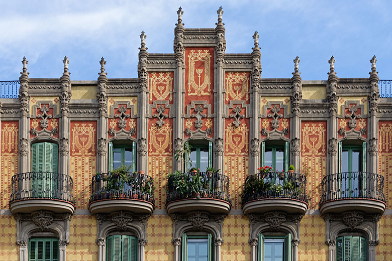 Building on 'Carrer de París'