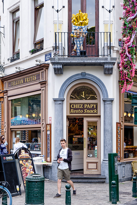 Fries on the balcony on the 'rue de la Madeleine'