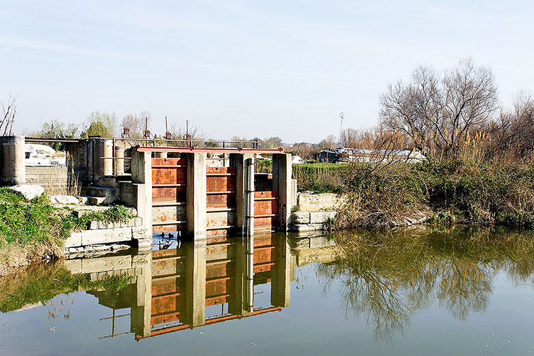 Sluice gates