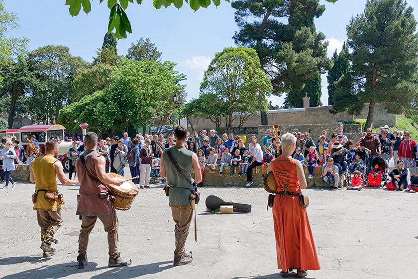 Musicians in medieval attire by the 'Porte Narbonnaise'